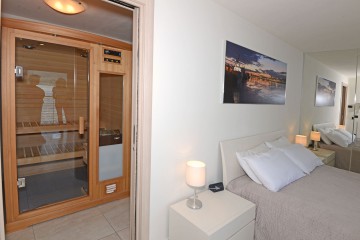 �bergang zum Bad mit Sauna